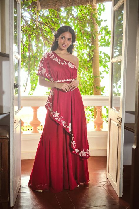 be53ee61104935234b174e62a07e53cfdesc46329730ri Fashionable Tops, Indian Outfits Lehenga, Traditional Indian Outfits, Indian Gowns Dresses, Indian Gowns, Designer Party Wear Dresses, Party Wear Indian Dresses, Dress Indian Style, Indian Wedding Outfits