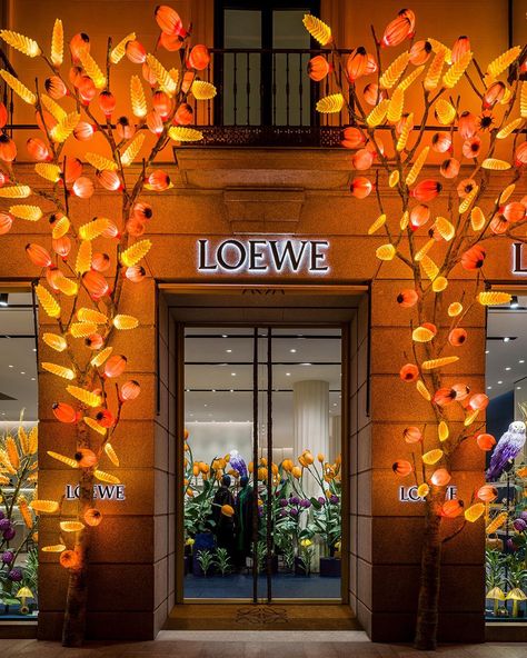 Loewe Window Display, Loewe Store, Autumn Window Display, Fragrance Display, Cabin Christmas, Flower Window, Christmas Lighting, Amber Lights, Food Projects