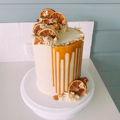 Orange Icing Cake, Orange Bday Cake, Dried Orange Cake, Cake With Orange Decoration, Orange And Gold Cake, Orange 21st Birthday Cake, Orange Cake Decoration Birthdays, Orange Cake Icing, Orange Theme Cake Ideas