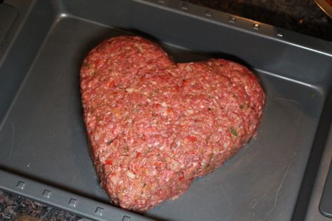 Day 8  Valentine Tradition..  Heart shaped meatloaf and pink mashed potatoes!  Just a little pink or red food color does the job. Valentine Dinner Ideas, Family Fun Dinner, Family Valentines Dinner, Valentines Breakfast, Heart Shaped Food, Picnic Dinner, Valentine Dinner, Valentines Day Dinner, Valentines Day Food