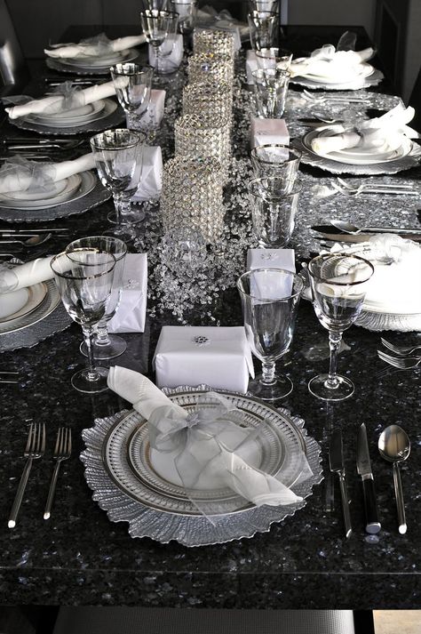 Get-a-Luxury-Table-Setting-for-New-Years-Eve3 Get-a-Luxury-Table-Setting-for-New-Years-Eve3 New Years Eve Table Setting, Disco Wall, Dinner Party Table Settings, New Year Table, Tafel Decor, Dinner Party Table, Party Table Settings, Luxury Table, Beautiful Table Settings