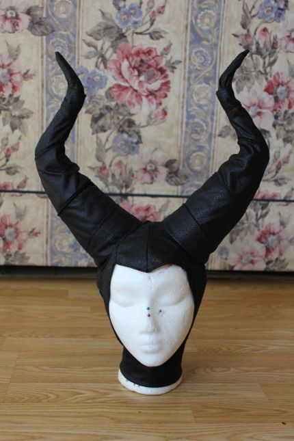 Diy Maleficent Horns, Maleficent Costume Diy, Diy Horns, Maleficent Cosplay, Maleficent Horns, Deco Disney, Maleficent Costume, Adornos Halloween, Halloween 2015