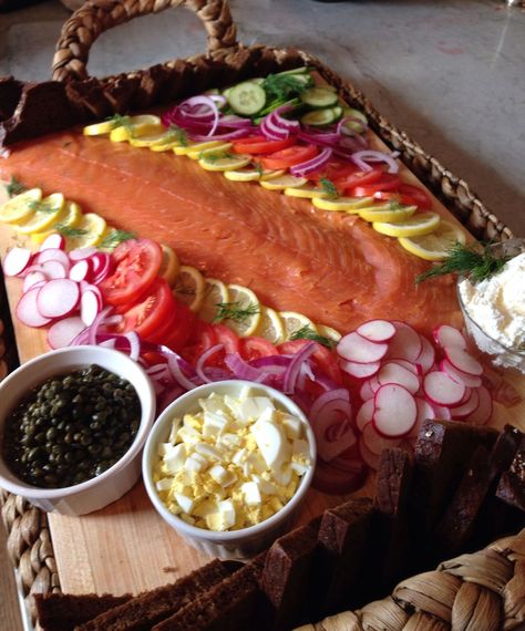 Brunch Platter, Smoked Salmon Platter, Wedding Dishes, Breakfast Bagels, Easter Brunch Buffet, Smoked Salmon Breakfast, Salmon Platter, Snack Boards, Salmon Breakfast