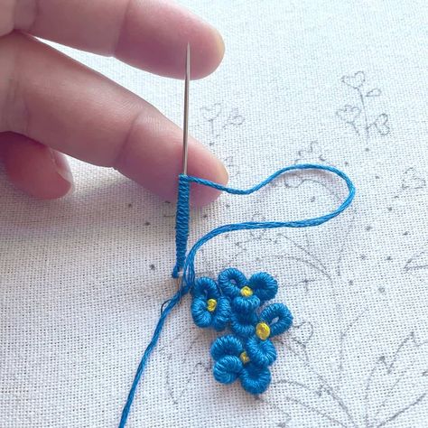 The embroidery flowers pattern series continues with the Forget Me Not flower. Free pattern and tutorial included. Embroidery Free Pattern, Forget Me Not Flower, Hand Embroidery Projects, Embroidery Flowers Pattern, Love Stitch, Pattern Library, French Knot, Hand Embroidery Pattern, Embroidery Needles