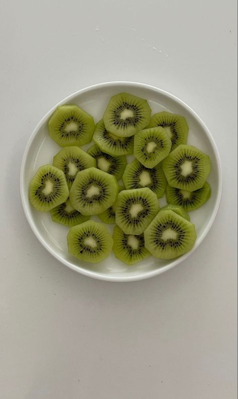 Kiwi Aesthetic, Rainbow Food, Fruit Photography, Delicacy Food, Homemade Snacks, Food Is Fuel, Recipes From Heaven, Healthy Fruits, Greens Recipe