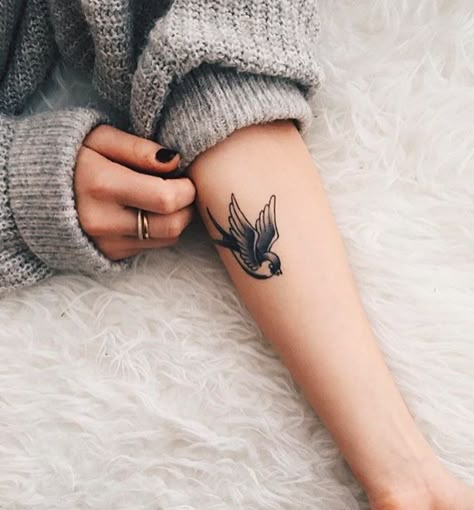 Tattoo Knee, Swallow Tattoo Design, Hand Tatto, Little Bird Tattoos, Vogel Tattoo, Tato Minimal, French Tattoo, Sparrow Tattoo, Small Bird Tattoo