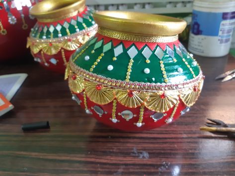 Kalash Painting Ideas, Matki Decoration Ideas For Wedding, Matka Decoration Pots Wedding, Kalash Decoration Handmade, Matka Decoration Pots, Garba Decoration Ideas, Pot Decorating Ideas Indian, Matli Decoration, Matki Decoration Ideas