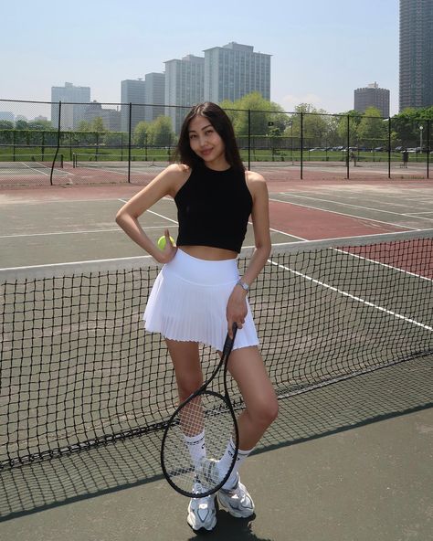 Cute Tennis Pictures, Tennis Selfie, Tennis Girl Outfit, Sports For Girls, Tennis Poses, Tennis Shoot, Tennis Girl Aesthetic, Court Photoshoot, Poses Photoshoot Ideas