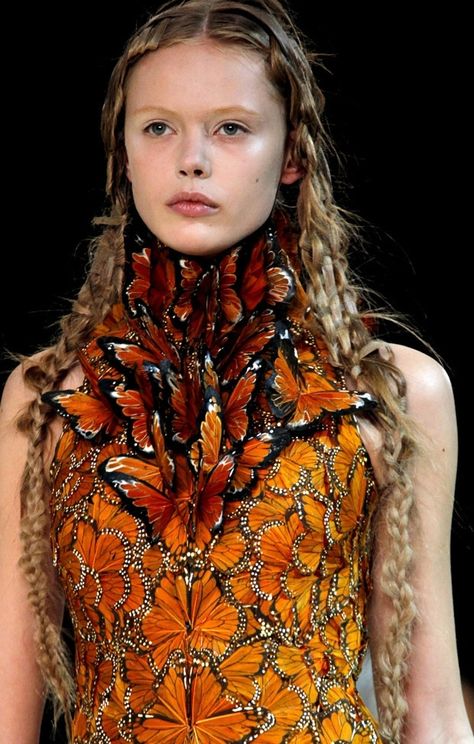 Cool Chic Style Fashion: Alexander McQueen Spring/Summer 2011 Collection details Mode Kimono, Sarah Burton, Viktor Rolf, Butterfly Dress, John Galliano, Fashion Details, Couture Fashion, Runway Fashion, Fashion Art