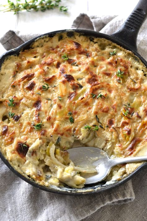 This Vegan and Whole30 Fennel gratin is packed with caramelized leeks, fennel and onion all coated in a creamy sauce (Dairy Free, Paleo) Onion Gratin, Leek Sauce, Leek Gratin, Fennel Gratin, Leek Recipes, Fennel Recipes, Cheesy Potato, Sliced Potatoes, Diet Keto