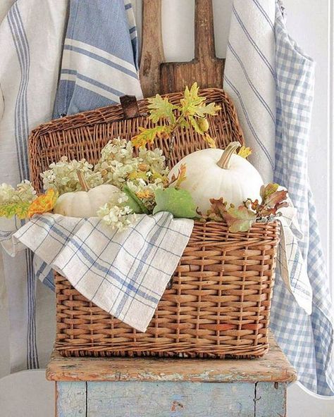 My Five Favorite Fall Decor Ideas Living Room Baskets, Bountiful Baskets, Vibeke Design, Crafts Fall, Fall Vignettes, Basket Decor, Basket Case, Fall Thanksgiving Decor, Home Decor Crafts