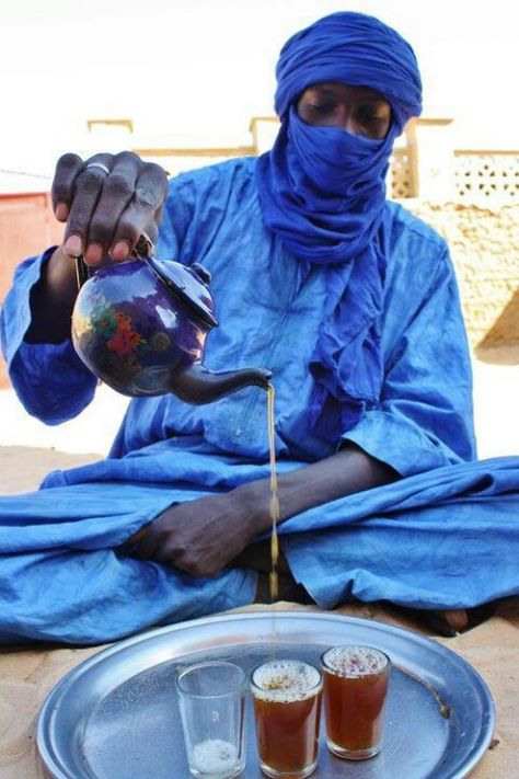 Touareg tea for the desert. Avatar Navi, Desert Sahara, Traditional Tea, Warrior Pose, British Tea, Afrique Art, Tea Culture, African People, We Are The World