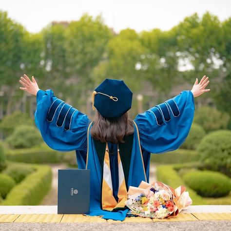 Solo Graduation Pose, Graduation Photoshoot Outdoor, Pose Wisuda Outdoor, Graduation Ideas Photoshoot, College Graduation Photo Ideas, Graduation Cap Design Ideas, Convocation Photography, Pre Convo, Cap Design Ideas