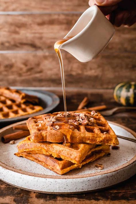 Waffles Photography, Pumpkin Waffles Recipe, Cinnamon Benefits, Fluffy Waffles, Pumpkin Waffles, Fall Breakfast, Savory Breakfast, Waffle Recipes, Pancakes And Waffles