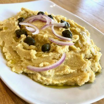 Authentic Greek Fava recipe (Yellow Split Peas Puree) Fava Recipe, Peas Puree, Skordalia Recipe, Greek Fava, Greek Vegetarian, Greek Dip, Easy Hummus Recipe, Greek Appetizers, Hummus Recipe Homemade