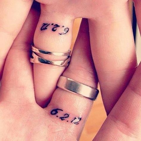 Wedding ring tattoos: 21 ideas for your never-ending love story Wedding Band Tattoos, Wedding Date Tattoos, Wedding Ring Finger Tattoos, Ring Tattoo Ideas, Wedding Ring Tattoos, Marriage Tattoos, Ring Tattoo Designs, Wedding Band Tattoo, Tattoo Band