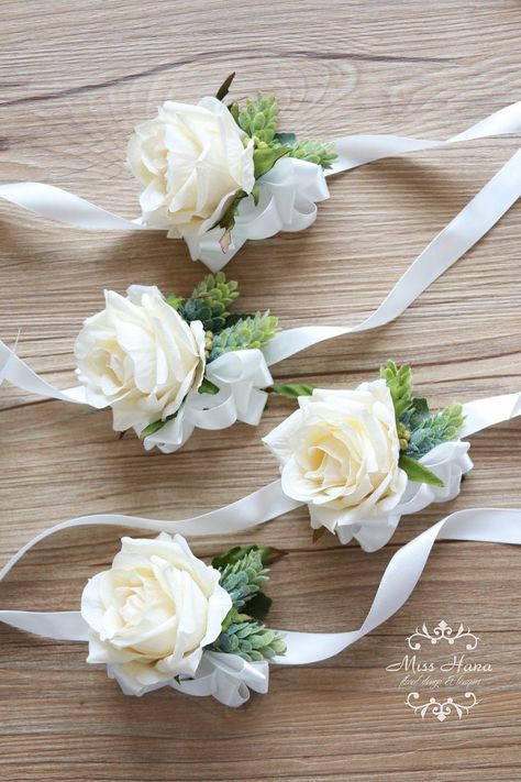 Parent Corsage Wedding, Womens Corsage Wedding, Simple Rose Corsage, Single Flower Corsage, White Rose Corsage Wrist, White Flower Corsage, Rose Corsage Wedding, Unique Corsage, Groomsmen Flowers