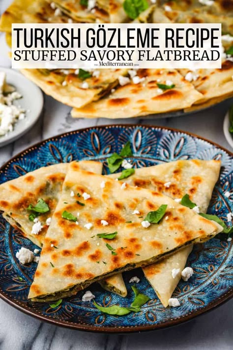 Gozleme, a Turkish flatbread, is one of the most popular Turkish street foods. Learn how to make it with our vegetarian gozleme recipe. Turkish Flatbread Recipe, Gozleme Recipe, Mediterranean Bread, Turkish Flatbread, Stuffed Flatbread, Euros 2024, Spinach Wrap, Flatbread Recipe, The Mediterranean Dish