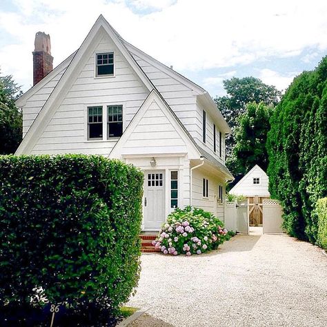 Car wheels on a gravel driveway.. it’s like music to my ears.. via @ladulcivida #architecture #architecturelovers #southampton… Yard Privacy, White Gravel, Music To My Ears, Front Yard Decor, Outdoor Renovation, Gravel Driveway, Driveway Design, Hamptons House, House Portraits