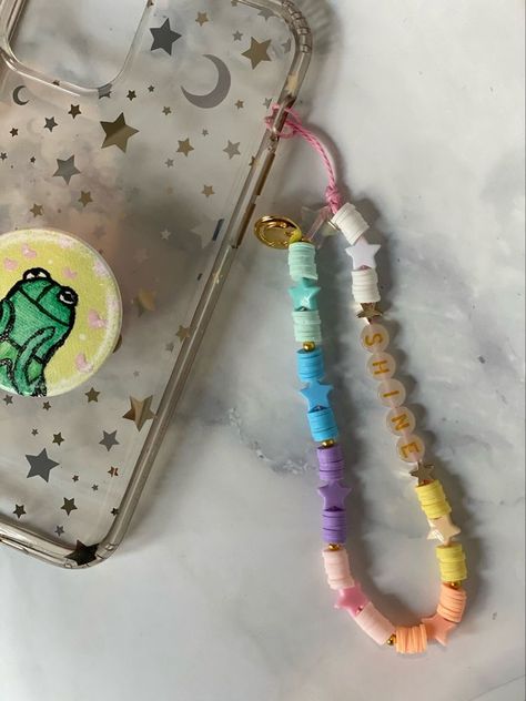 Beaded Phone Charms, Pulseras Kandi, Beaded Phone Strap, Phone Chains, Diy Beaded Rings, Homemade Bracelets, Rainbow Stars, Preppy Jewelry, Phone Straps