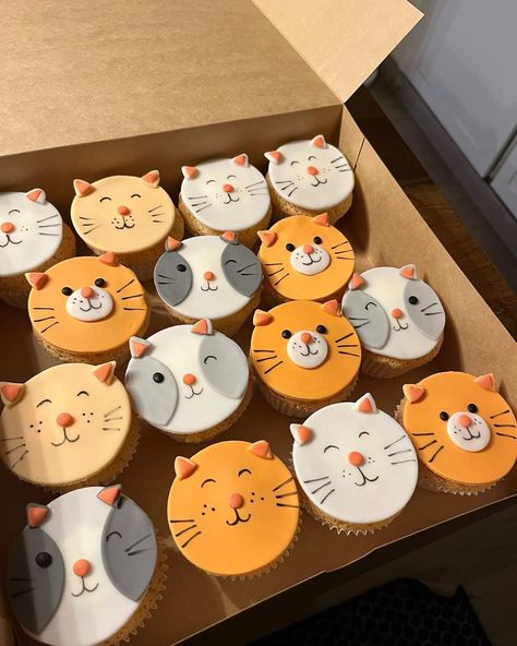 Cat Themed Birthday Party Treats, Cat Face Cupcakes, Cat Themed Treats, Dog Theme Cake Ideas, Cat Cupcakes Ideas, Cute Animal Cupcakes, Food Truck Foods, Cupcake Cat, Cake Cat