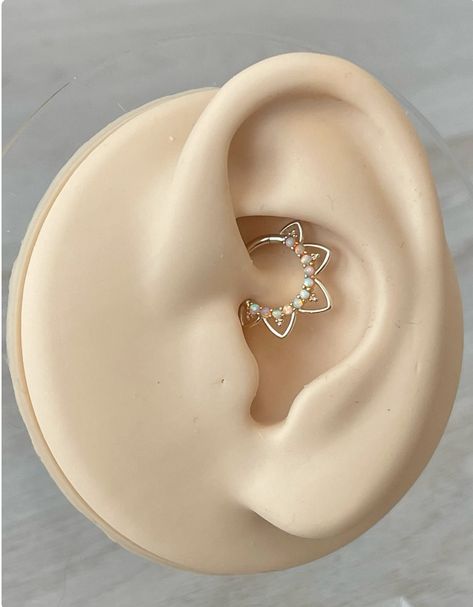 Cute Daith Jewelry, Cute Daith Piercing, Daith Jewelry Unique, Moon Daith Piercing, Cute Daith Piercing Jewelry, Daith Piercing Silver, Earring Placement Chart, Daith Piercing Jewelry Gold, Ear Piercing Ideas Daith