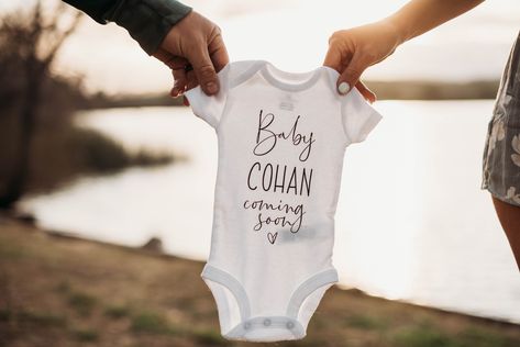 Were Expecting Photo Ideas, Onsie Pregnant Announcement, Maternity Photography Announcement, Baby Onsie Announcement Ideas, Pregnancy Anouncment Ideas Photoshoot, Simple Pregnancy Announcement Photos, Pregnancy Announcement With Onesie, Pregnant Announcement Photoshoot, Instagram Baby Announcement