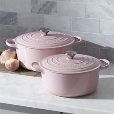 Omgoodness! Le Creuset comes in PINK! #hibiscus The Le Creuset Oasis Collection on HauteLook. [Sweepstakes Pin] Pink La Creuset, Pink Dutch Oven, Cute Dutch Oven, Le Creuset Aesthetic, Pink Crockery, Pastel Kitchenware, La Cruset, Pink Pots And Pans, Pretty Cookware