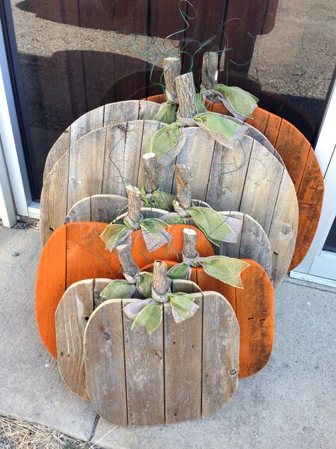 Picket pumpkins! Made from recycled fence pickets. #jetwedding #vintageshoppegirl Rustic fall wedding decor Diy Projects For Fall, Fence Picket, Fall Wood Crafts, Rustic Decoration, Adornos Halloween, Wooden Pumpkins, Fall Deco, Pallet Crafts, Fall Decoration