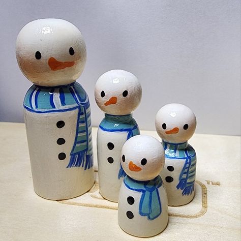 Christmas winter snowmen family Peg dolls Peg People Christmas, Snowmen Peg Dolls, Snowman Peg People, Wooden Peg Dolls Christmas, Polar Bear Peg Doll, Winter Peg Dolls, Peg Doll Christmas Angels, Christmas Peg Dolls, Family Peg Dolls