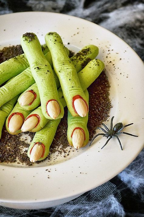 Halloween Desserts Kids, Halloween Desserts Scary, Snack Halloween, Halloween Fingerfood, Zombie Cupcakes, Halloween Party Desserts, Scary Halloween Food, Witch Finger Cookies, Halloween Torte