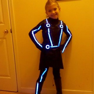 DIY tron  Costume uses led lights. Tron Legacy Costume Diy, Tron Costume, Futuristic Costume, Light Up Costumes, Star Wars Costumes, Dirty Dancing, Run Disney, Disney Costumes, Disney Fun