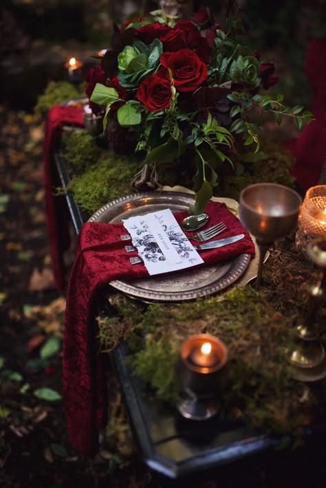 silver and red place setting with roses and moss Victorian Wedding Themes, Victorian Gothic Wedding, Vampire Wedding, Moss Wedding, Dark Wedding Theme, Rose Centerpieces, Vintage Wedding Theme, Goth Wedding, Dark Wedding