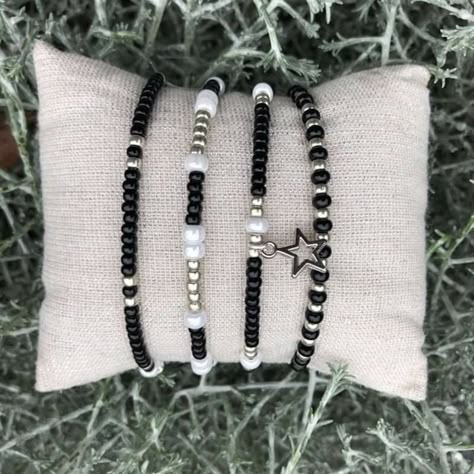 Aesthetic Black Bracelet, Diy Black Bracelet, Emo Bracelets Aesthetic, Dark Bracelet Ideas, Black And White Bracelets Beads, Black Bead Bracelet Ideas, Black Bracelet Aesthetic, Beads Bracelet Design Aesthetic, Aesthetic Bracelets Beads