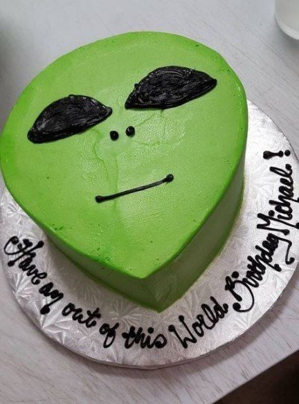 Alien Birthday Party, Alien Cake, Alien Birthday, Sculpted Cake, Cake Elegant, Whiskey Cake, Alien Party, Alien Halloween, Sculpted Cakes