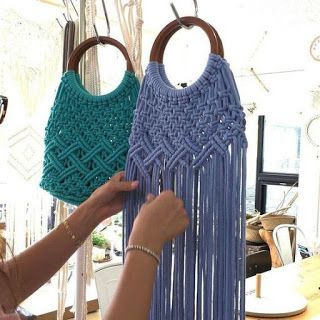 Curso : Aprende cómo hacer bolsos tejidos en macrame ~ Mimundomanual Τσάντες Louis Vuitton, Diy Macrame Wall Hanging, Simpul Makrame, Art Macramé, Makramee Diy, Macrame Purse, Sac Diy, Macrame Dress, Macrame Curtain