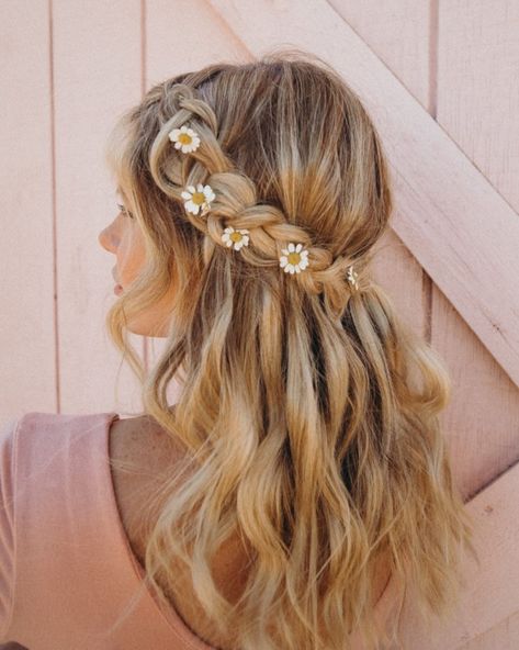 Loose, flowy waves + a braid + daisies. So fun! Prom Hair With Flowers, Down Prom Hair, Hair With Flowers, Half Up Half Down Prom, Down Prom Hairstyles, Wavy Wedding Hair, Prom Hair Updo, Half Up Half Down Hair Prom, Hair Up Or Down