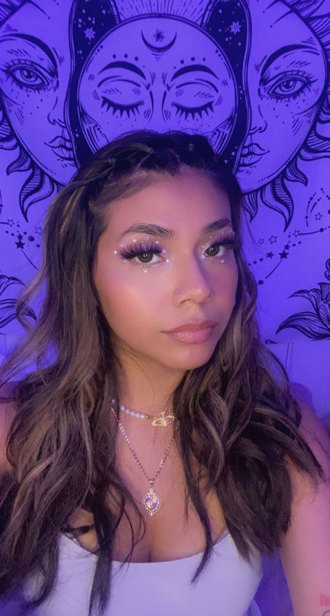 Eye Makeup Looks With Gems, Cute Makeup Looks With Jems, Face Makeup With Gems, Face Gems Eye Makeup, Gems On Face Ideas, Costume Ideas Euphoria, The Weeknd Concert Makeup Look, Cute Face Gem Ideas, Jeweled Face Makeup