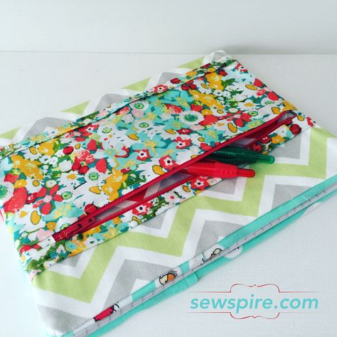 How to sew a notebook cover with zippered pocket by Sewspire Custom Notebook Cover, Notebook Pouch, Diy Notebooks, Composition Notebook Journal, Diy Notebook Cover, Composition Notebook Covers, Sew Crafts, Bookbinding Tutorial, Planner Diy