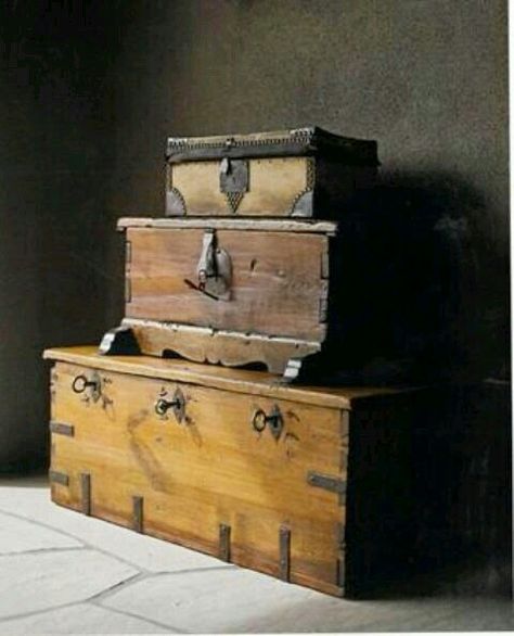 REALLY like the bottom one! Old Wooden Boxes, Wooden Trunks, Old Trunks, Colonial Furniture, Antique Trunk, Old Suitcases, Trunks And Chests, Vintage Suitcases, Vintage Trunks