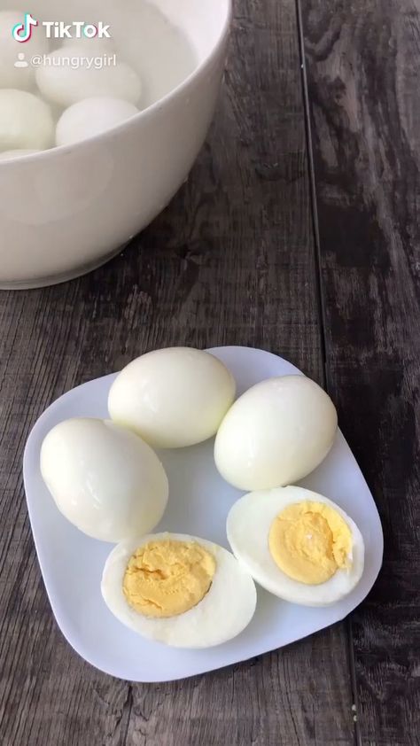 hungrygirl on Instagram: I’ve tried ‘em all. This is the perfect method… Get more hacks by signing up for Hungry Girl daily emails at hungry-girl.com/subscribe!… Egg And Grapefruit Diet, The Egg Diet, Peeling Hard Boiled Eggs, Diet Results, Egg Diet Plan, Plant Based Cookbook, Hungry Girl, Baking Soda Uses, Egg Diet