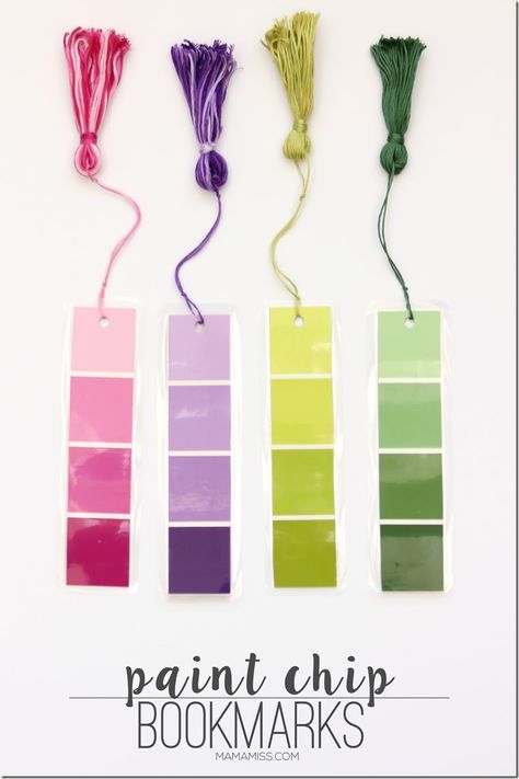 Paint Chip Bookmarks - a simple & inexpensive way (it'll only cost about 28¢) to create a pretty little bookmark! | @mamamissblog Paint Chip Bookmarks, Diy Photo Projects, Paint Chip Crafts, Paint Chip Art, Bookmark Diy, Chip Art, Beach Wreath, Bookmark Ideas, Market Day