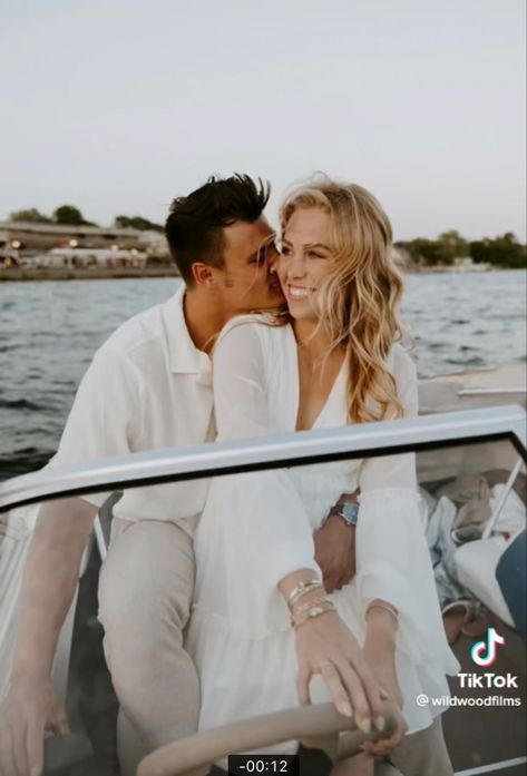 Family Boat Photoshoot, Retro Boat Photoshoot, Pontoon Engagement Pictures, Couples Boat Pictures, Engagement Boat Pictures, Couple Boat Photoshoot, Engagement Pictures On A Boat, Family Photos On Boat, Engagement Photos On A Boat