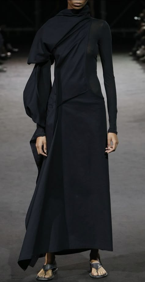 Yohji Yamamoto Fashion, Vintage Yohji Yamamoto, Yogi Yamamoto Fashion, Yohji Yamamoto Womenswear, Yoji Yamamoto Women, Deconstruction Fashion Yohji Yamamoto, Yohji Yamamoto Dress, Yohji Yamamoto Aesthetic, Japanese Minimalism Fashion