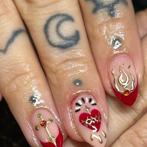 Anarchy Nail Art on Instagram: "𝔰𝔞𝔠𝔯𝔢𝔡 𝔥𝔢𝔞𝔯𝔱 ❤️🗡️🔥  @the_gelbottle_inc Couture, Daisy & Jet Black @sissiofficial_ antique gold molten metal" Sacred Heart Nail Art, Sacred Heart Nails, Outfit Manifestation, Virgin Mary Nails, Catholic Nails, Angel Wings Halo, Cross Nail Art, Venus Sign, Freestyle Nails