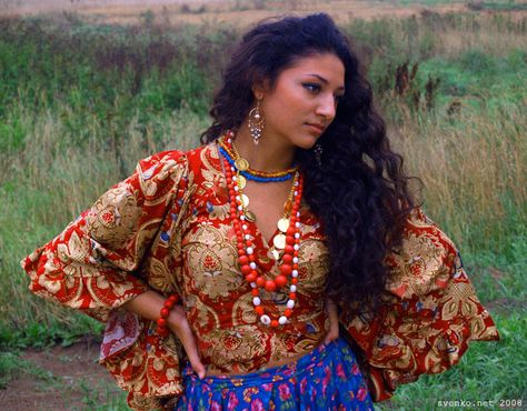 gypsies | Oh, well... Anyway, if this is true, it is fine by me. We're a huge ... European Women, Hippie Chic, Style Boho, Boho Outfits, Bohemian Style, Beautiful People, A Woman, Dancer, Hair