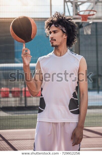 Netball Pictures, Basketball Pose, Basketball Reference, Poses Tips, Basketball Drawings, Senior Photos Boys, Summer Shoot, Reference Pose, Ball Drawing