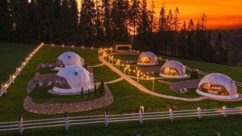 Mountain Glamp – see photos on Slowhop.com Glamping Resorts Luxury Camping, Igloo Camping, Geodesic Dome Tent, Dome Homes, Camping Pod, Camping Site, Geodesic Dome Homes, Glamping Resorts, Concept Models Architecture