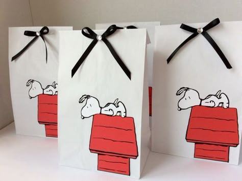 Snoopy Bday, Charlie Brown Birthday, Peanuts Birthday Party, Snoopy Birthday Party, Snoopy Baby Shower, Charlie Brown Party, Snoopy Baby, Baby Shower Gifts For Guests, Peanuts Birthday