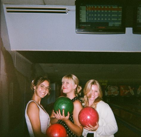 Disposable Camera Summer, Bowling Alley Party, Bowling Aesthetic, Bowling Pictures, Friend Group Aesthetic, Group Aesthetic, Bowling Party, Vintage Polaroid, Bowling Alley